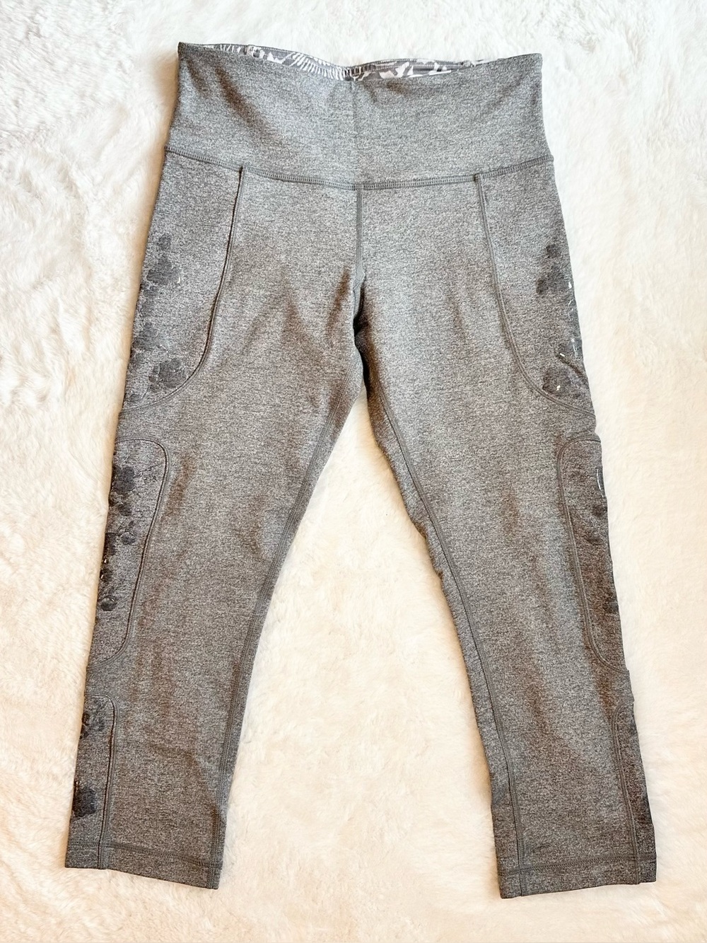 LULULEMON Jelly Floral Gray Pocket 21” Crop Workout Gym Legging Pant Size 6